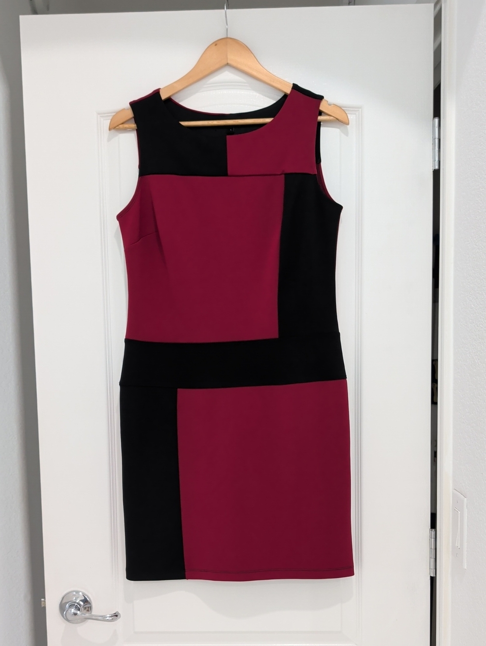 Like New EnFocus Black & Cranberry Red Colorblock Stretch Sleeveless Dress 8